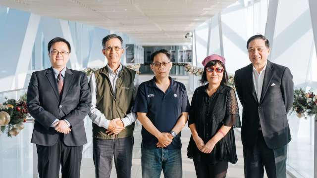 中信銀行邀請董事鄭泰克（左二）、董事王正新（右一）接受神秘客培訓課程，親身受訓擔任訪員，與視障及聽障體驗員同行，考察無障礙金融友善措施。圖／中信銀行提供