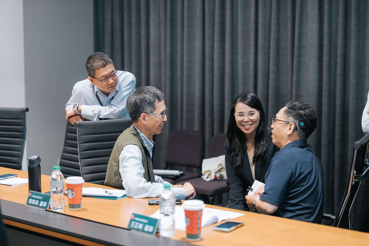 中信銀行董事鄭泰克（左二）受邀擔任訪員，與聽障體驗員（右一）同行，體驗中信銀行於友善服務及協助弱勢客戶的努力。圖／中信銀行提供