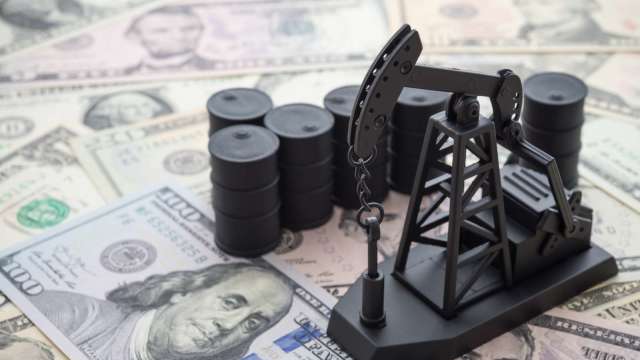 供應過剩陰霾籠罩市場 油價料創疫情以來年度最大跌幅 (圖:shutterstock)