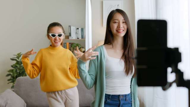 法國醞釀禁止15歲以下群體使用社交媒體。（圖：Shutterstock）