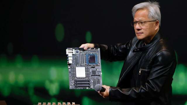 輝達顯示卡一夜飆到4千美!AI吸乾全球晶片產能、2026年全球消費者買單。(圖:Shutterstock)