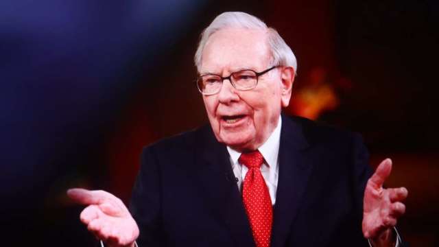 退休後首度發聲！巴菲特力挺阿貝爾：錢交給他管 比頂尖投顧還可靠。(圖:shutterstock)