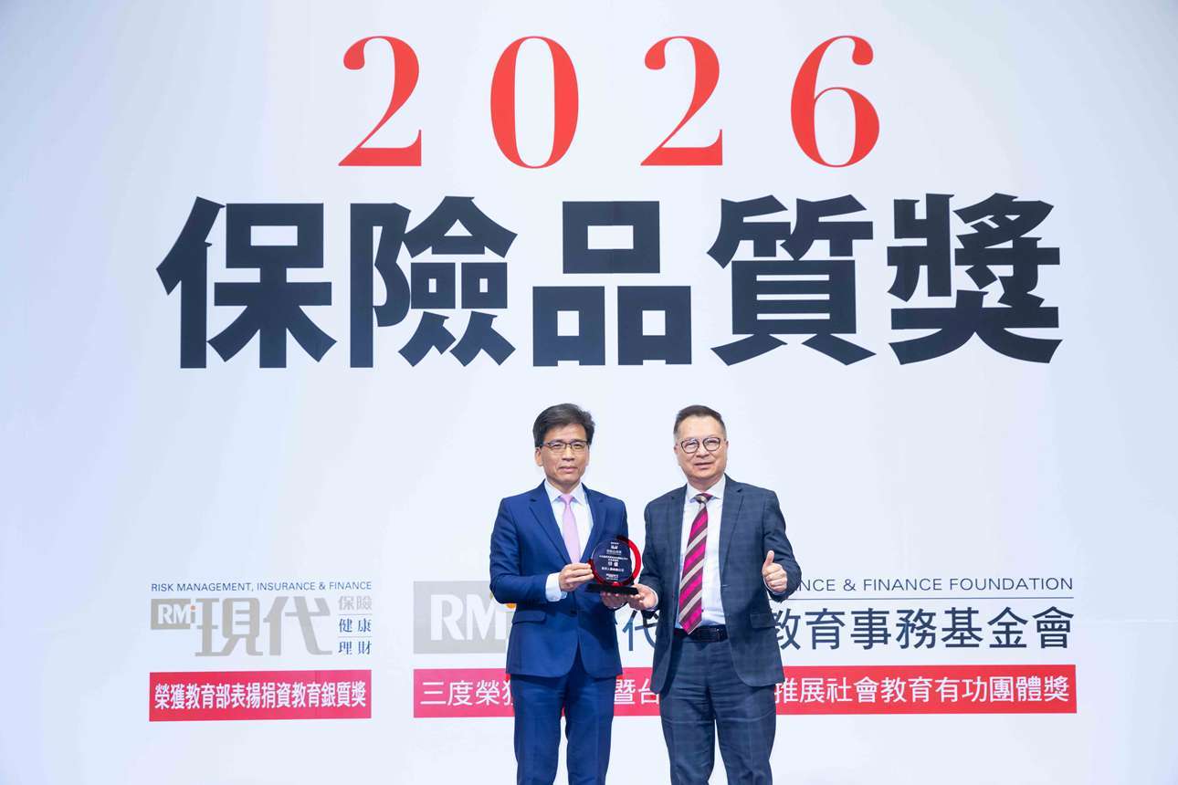 《現代保險雜誌》「2026保險品質獎」，富邦金控榮獲「最值得推薦」特優；富邦人壽獲「知名度最高」、「業務員最優」、「理賠服務最好」、「最值得推薦」四項特優，由金管會彭金隆主委頒發獎項予富邦人壽陳世岳總經理(右)。