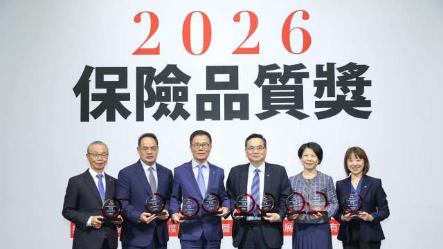 左起為國泰人壽副總經理張照明、國泰金控資深副總經理孫至德、國泰人壽總經理劉上旗、國泰產險總經理陳萬祥、國泰產險資深副總經理翁翠柳、國泰人壽副總經理萬憶蓮。（圖／國泰金控提供）