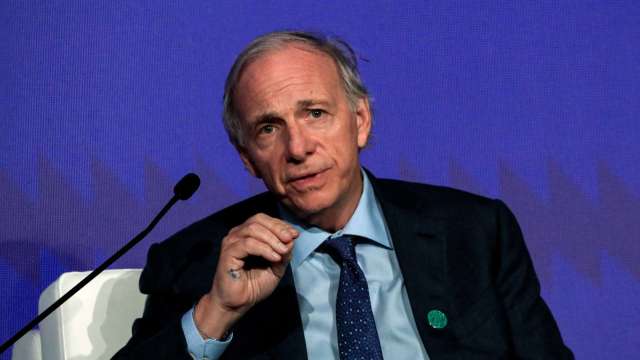 黃金暴漲不是利多！橋水達利歐警告：法定貨幣貶值是2025年市場最大風險。(圖：Shutterstock)