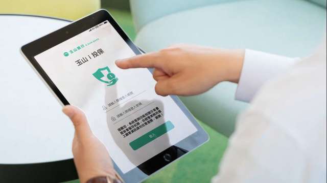 玉山銀行整合「網路投保」、「行動投保」與「高齡錄音智能輔助」三大數位服務，建立安全且具溫度的投保體驗。(圖/玉山銀行)
