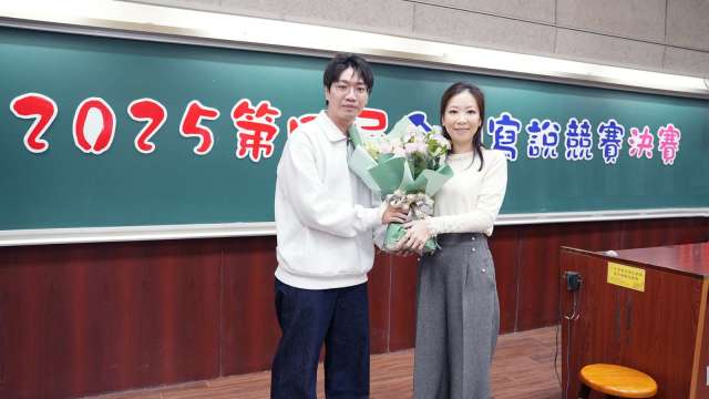 中華民國作文教育學會理事長吳展慶（左）致贈鮮花予鈺祥企業永續長張馨尹（右），感謝企業對本土語言教育的大力支持。