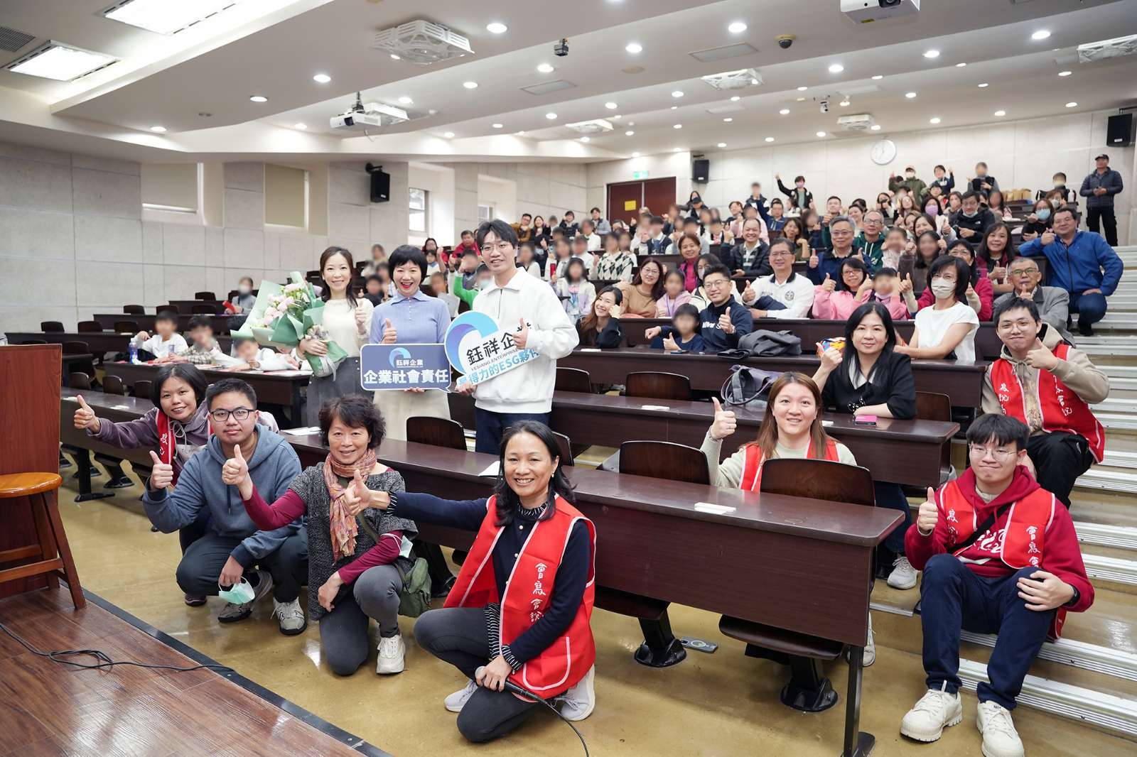 鈺祥企業獲推崇為「值得信賴的ESG夥伴」，永續長張馨尹（前排左立者）親臨決賽現場，與現場百餘位師生家長大合照，展現企業深耕在地教育的豐碩成果。