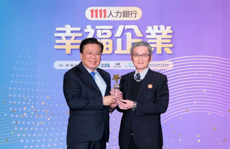 圖說：凱基證券連續五年榮獲幸福企業獎，由中華民國全國商業總會理事長許舒博(左)頒獎，凱基證券人力資源部主管詹明叡代表領獎。