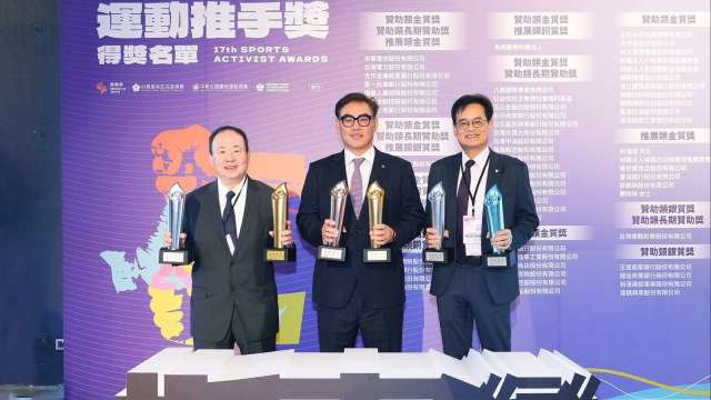 圖說: 台新新光金勇奪運動推手獎六大獎項，圖片由左至右依序為新光人壽戴朝輝資深執行副總經理、台新銀行林尚愷執行副總經理、台新證券陳立國總經理。(圖:業者提供)
