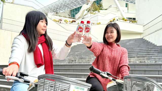 臺鹽： 台塩發財水輕巧隨行　好運「水」到渠成。(圖：臺鹽提供)