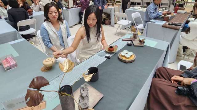 圖:公關教主于長君 June Yu於現場展示工夫茶