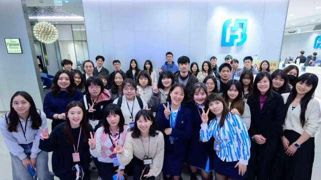 本次課後北富銀邀請同學實地參訪位於北市府一樓之北富銀市府分行，希望透過金融議題分享及參訪，讓學生對金融業實際業務執行層面有更加深刻的了解。(圖:富邦金控)