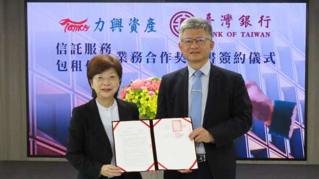 臺灣銀行總經理吳佳曉（右）與台灣金聯兼力興資產董事長宮文萍（左）代表簽署MOU。（圖：臺銀提供)