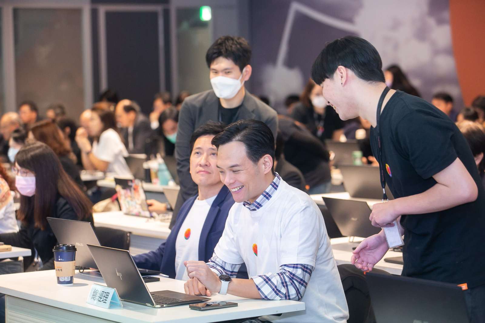 總經理林之晨感謝《商業周刊》肯定，將致力以AI提升營運韌性、推進倫理與可信賴度。(圖：台灣大提供)