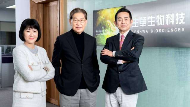 左一:執副暨財務長張小萍、中間:生華科董事長胡定吾、右一:醫務長黃品諺