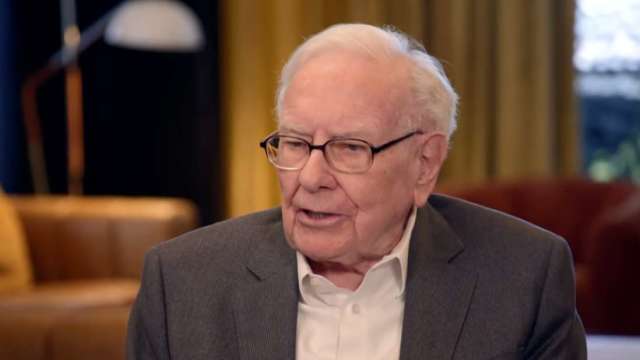 巴菲特新專訪：談投資、波克夏發展、賽馬與為何不再談論政治。（圖：截自CNBC專訪）