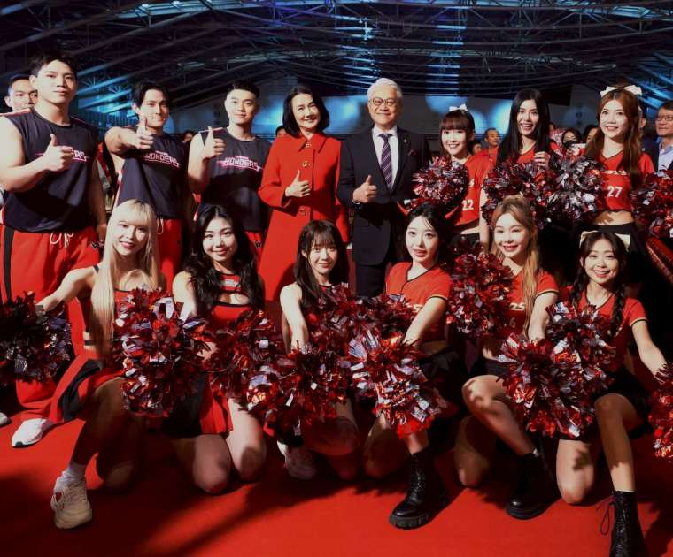 圖說： 台新新光金控(17)日舉辦合併後首場旺年會，包下南港展覽館一館1樓及4樓，席開超過1,800桌，熱鬧非凡。