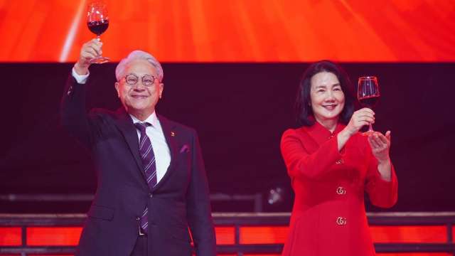 圖說： 台新新光金控(17)日舉辦合併後首場旺年會，台新新光金控董事長吳東亮(圖左)及夫人彭雪芬(圖右)一同舉杯與員工同歡
