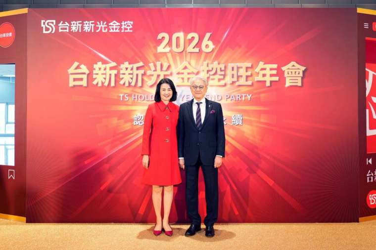 圖說： 台新新光金控(17)日舉辦合併後首場旺年會，圖中董事長吳東亮(右)與夫人彭雪芬(左)。