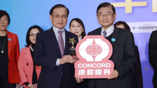 康和證連4年獲1111幸福企業金獎,由商研院董事長許添財(左)頒獎予康和證券行政總監康景泰(右)。(圖:康和證提供)