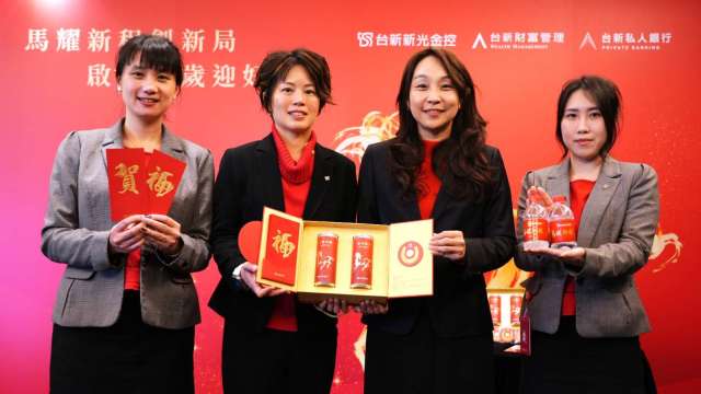 台新銀行個人金融事業總處執行長包國儀(右二)宣布推出專為財富管理貴賓設計的限量「金庫納財禮盒」。