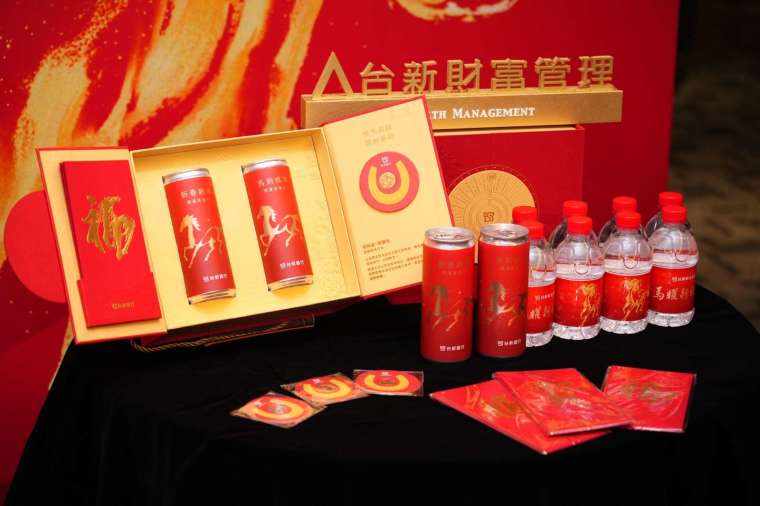 台新銀行為臨櫃辦理業務的客戶致贈限量「聚財開運水」與「開運發財金」。