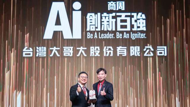 台灣大奪商周AI創新百強鑽石獎,國家發展委員會詹方冠副主委(左)、台灣大資訊長蔡祈岩(右)。(圖:台灣大提供)