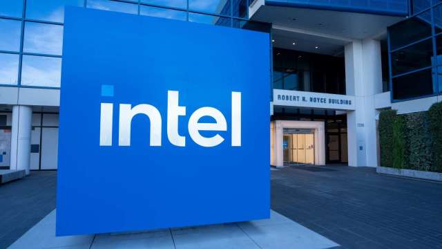 英特爾財測疲弱引股價暴跌！華爾街：供應瓶頸掩蓋AI真實需求、轉折點在2026年。（圖：Shutterstock）