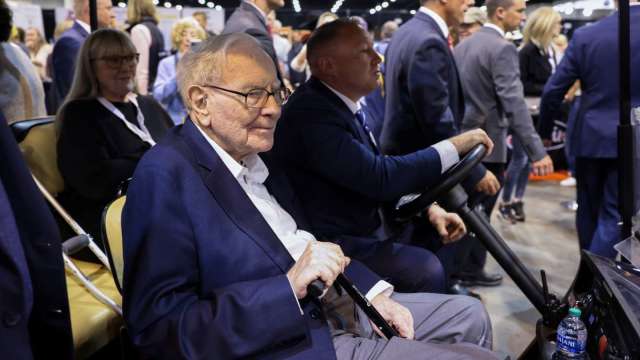 巴菲特狠批信用卡債：只會通往財務困境、理財只需「這樣做」。(圖：REUTERS/TPG)