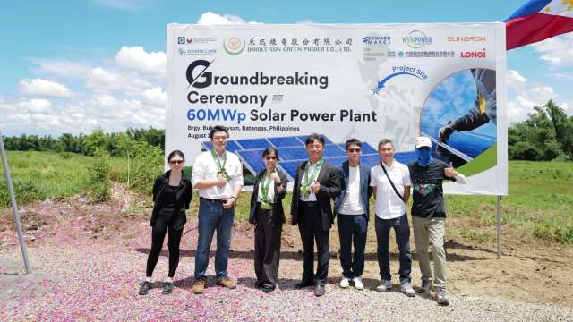 左四為禾迅綠電董事長黃文瑞,左三為總經理汪采樺。(業者提供)