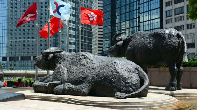 高開低走 恒指接近收平 黃金石油股走強(圖:shutterstock)