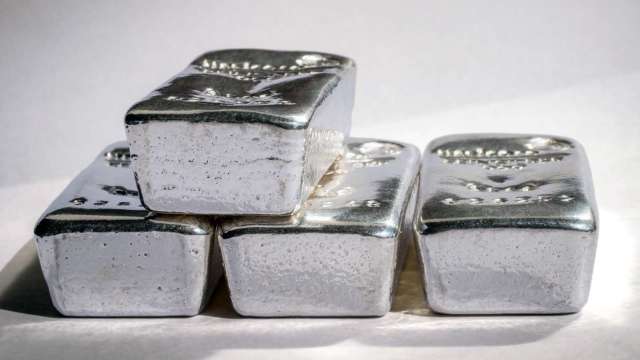 白銀今年來暴漲40%!股神巴菲特巨額錯失少賺130億美元 為何提前下車?(圖:Shutterstock)