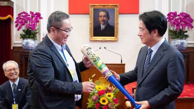 沁騰公司董事長謝潁霖(左)、總統賴清德(右)。(圖:沁騰提供)