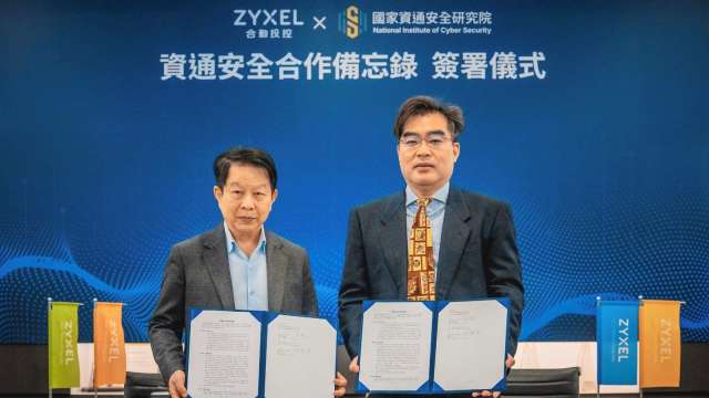 合勤控董事長朱順一(左)與國家資通安全研究院院長林盈達(右)簽署「資通安全合作備忘錄」。(圖：合勤控提供)