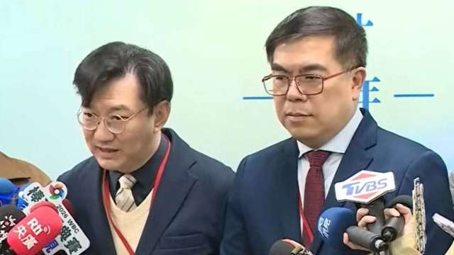 內政部次長董建宏（左）與環境部長彭啟明（右）接受聯訪。（直播截圖）