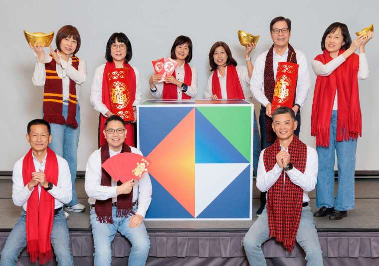 凱基證券董事長許道義 (後排右二)、總經理黃幼玲(後排左二) 率領團隊，堅持「以客戶為中心」的理念，全年囊括海內外共 86 項大獎，締造多項業界第一的亮眼成果。