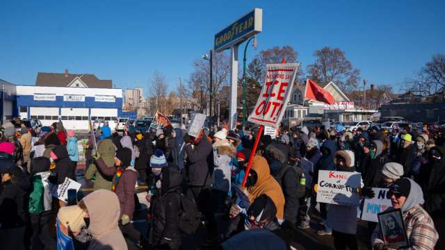 滑向內戰風險升！橋水達利歐：明尼蘇達州移民衝突事件 恐加速美國衰落（圖：Shutterstock）