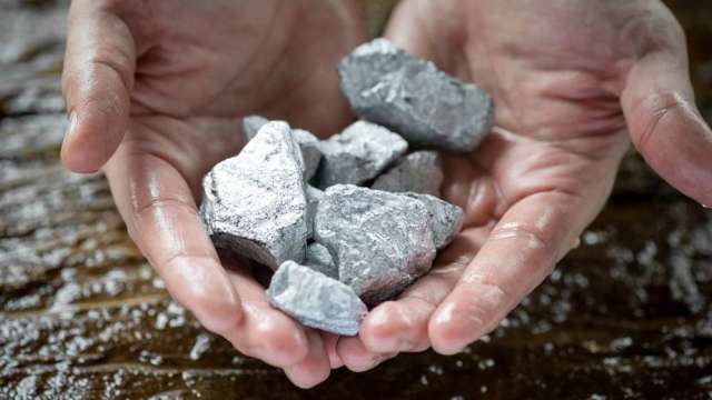 追高小心！CME調漲白銀保證金最高至12.1% 散戶恐被洗出場。(圖:shutterstock)