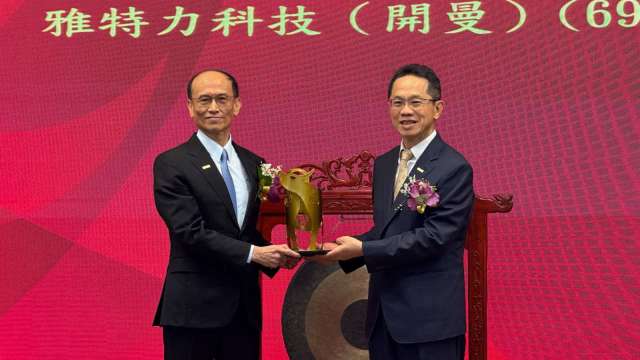 左為雅特力-KY董事長兼智原總經理王國雍。(圖:業者提供)