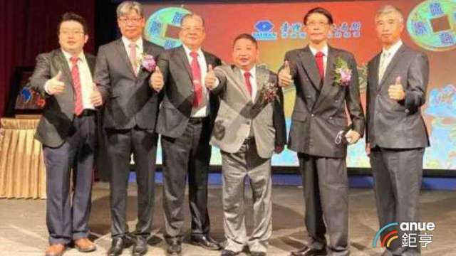 統新董事長李英坤(右3)。(鉅亨網資料照)