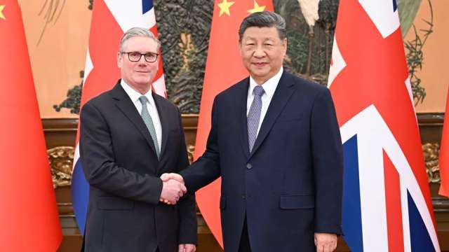 中國國家主席習近平周四在北京人民大會堂會見英國首相施凱爾。（圖：新華社）