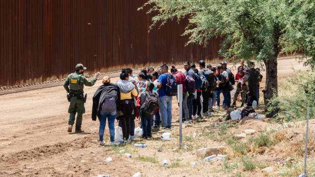 美國移民淨增數量驟減。（圖：Shutterstock）