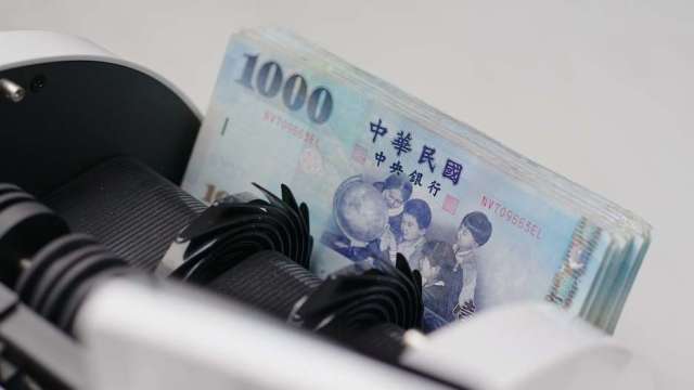 〈台幣〉外資匯入買股不敵賣壓 股匯翻黑中止連5升收31.327元。(圖：shutterstock)