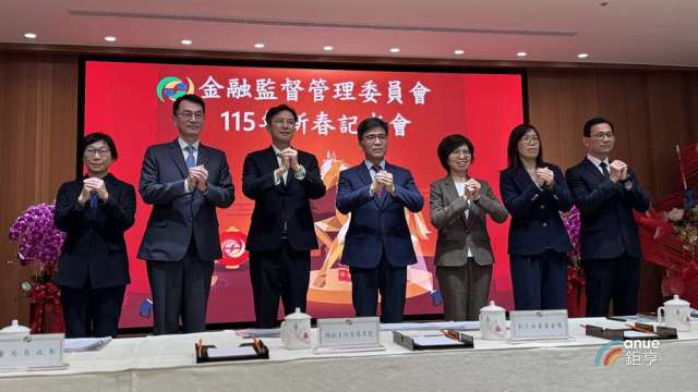 金管會舉行新春記者會，主委彭金隆率各局首長出席。(鉅亨網記者陳于晴攝)