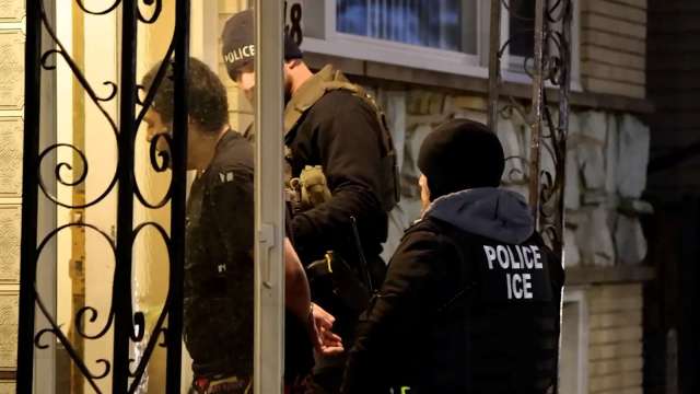 ICE人員進行執法行動(圖：Reuters/TPG)