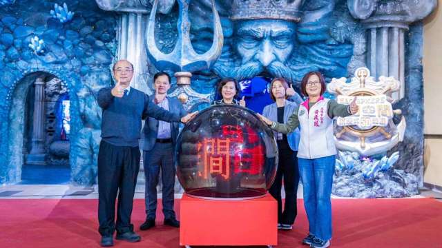 由右至左分別為：高雄市議員黃飛鳳、義大開發總經理王香完、義大遊樂世界樂園營運長林克恒、義大世界購物廣場mall營運長臧美琴、義大開發行政副總經理高賢明。（義大開發提供）