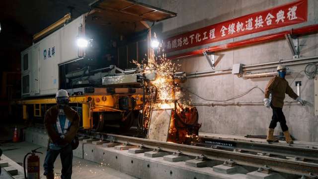 台南鐵路地下永久軌接合完成，交長：年底拚第一階段通車邁進。(圖:鐵道局提供)