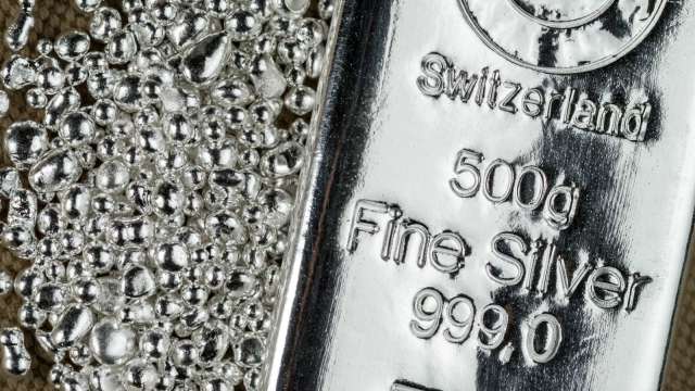 白銀暴跌30%後還沒跌完?分析師警告最慘恐下68美元、三大關鍵觀察點。(圖:Shutterstock)