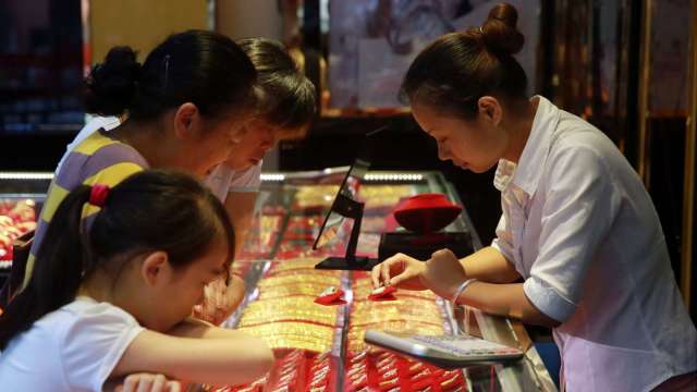 中國奢侈品市場現回暖跡象，年輕人稱「還是不如買黃金」。（圖：Shutterstock）